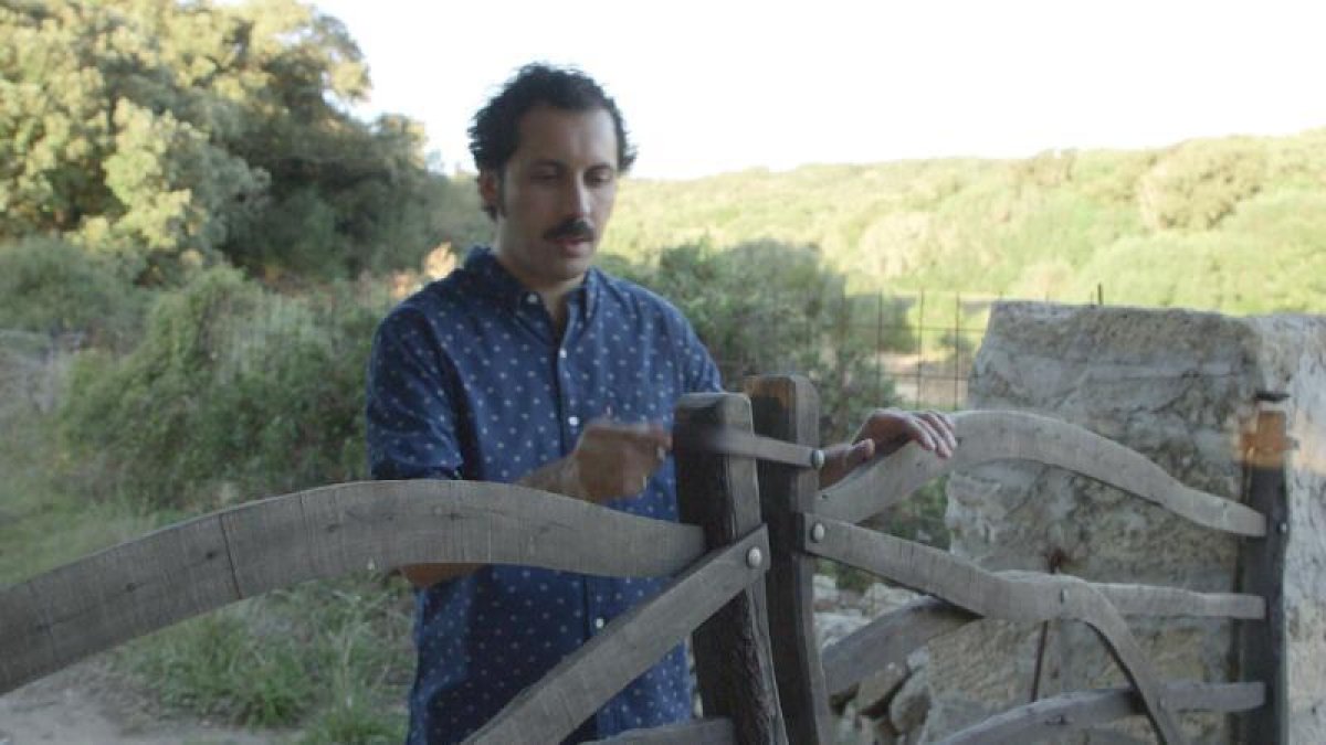 Guillem Alba i una de les tradicionals portes menorquines.