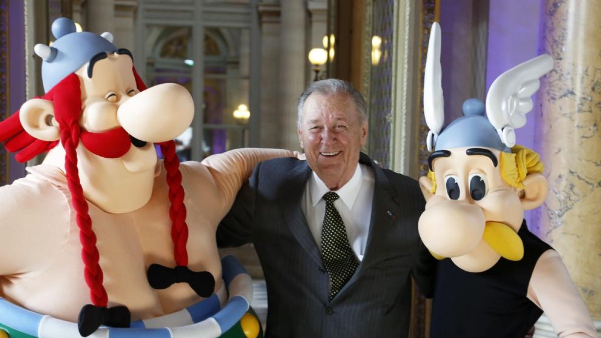 El dibujante francés Albert Uderzo, junto a los dos personajes que le convirtieron en un artista universal, los galos Obélix y Astérix.