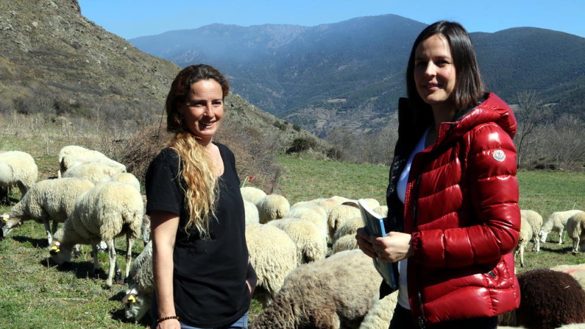 La pastora Anna Plana y la autora de la novela, Laura Gordó.