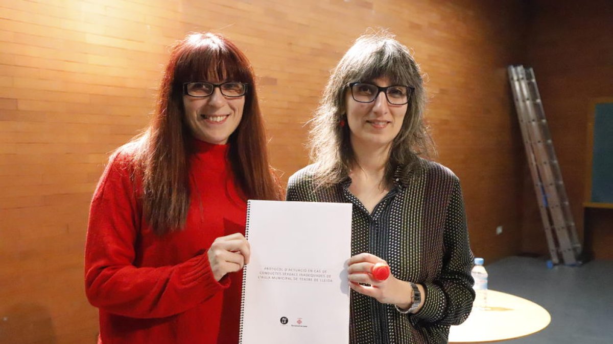 La directora del Aula, Mireia Teixidó y la edil Sandra Castro.