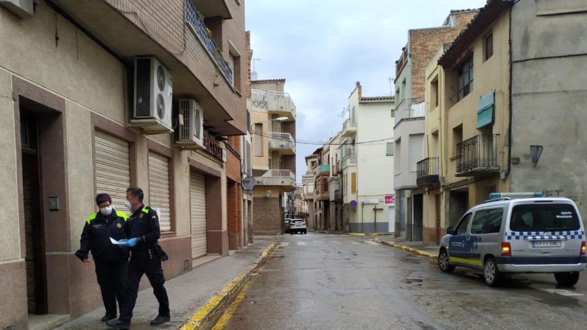 L’ajuntament de Torres de Segre reparteix mascaretes entre els veïns que més les necessiten.