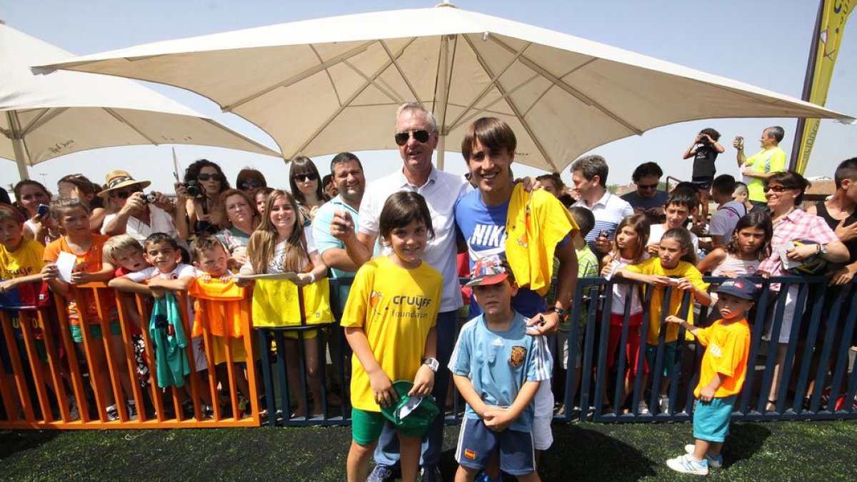 Cuatro años sin Cruyff  -  Ayer en el cuarto aniversario de su muerte y, pese a estar la atención puesta en el coronavirus, se le recordó, en especial el leridano Bojan con quien aparece en la foto.