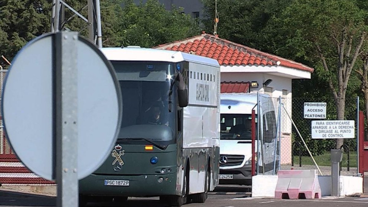 Forcadell y Bassa salen de la prisión de Alcalá y llegarán este miércoles a Cataluña