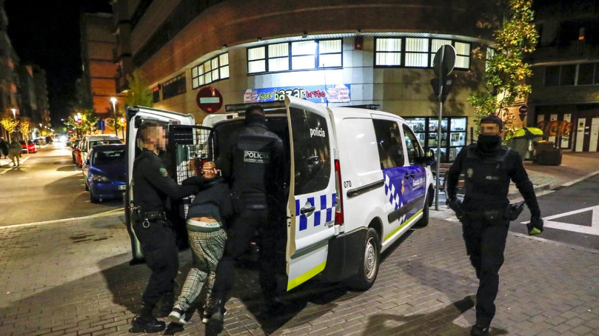 Momento que el arrestado es introducido en el vehículo policial.