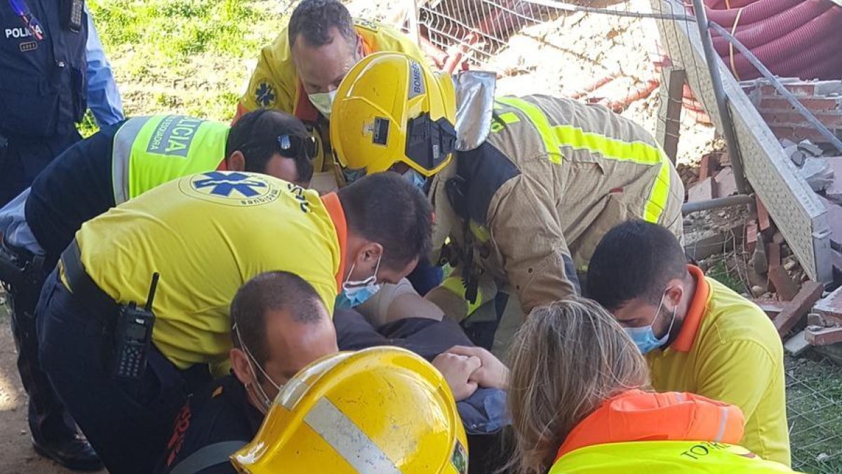 El herido tras ser rescatado por bomberos, sanitarios y mossos.