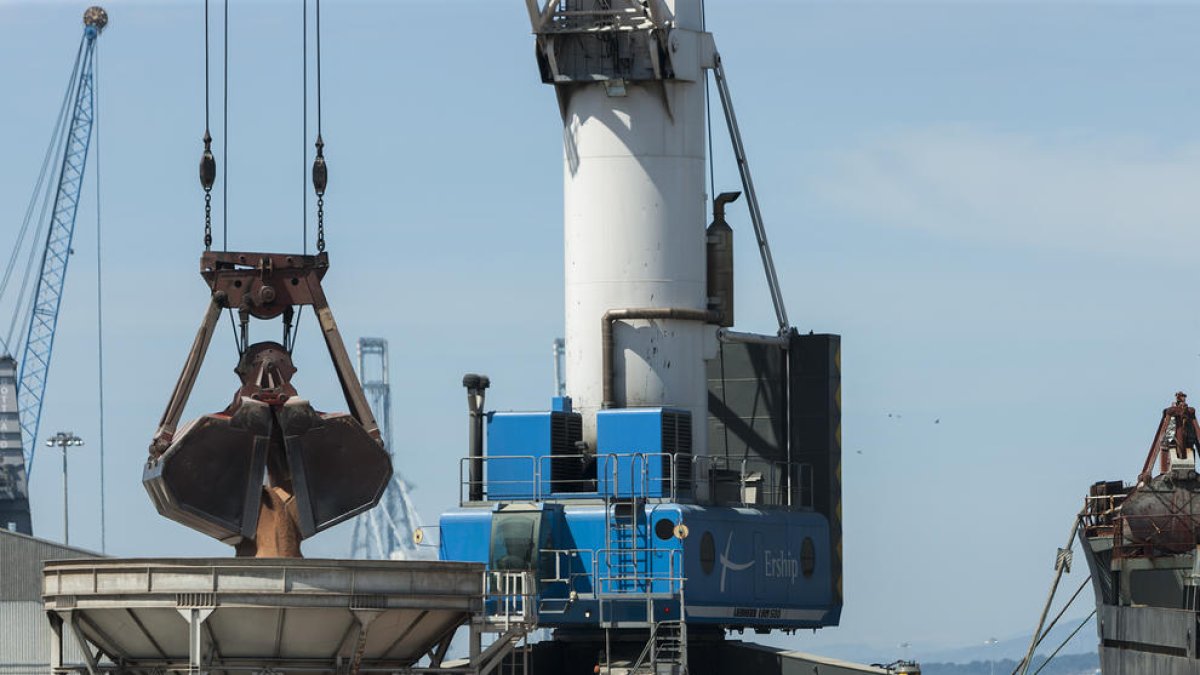 Imagen de descarga de grano en el puerto de Tarragona.