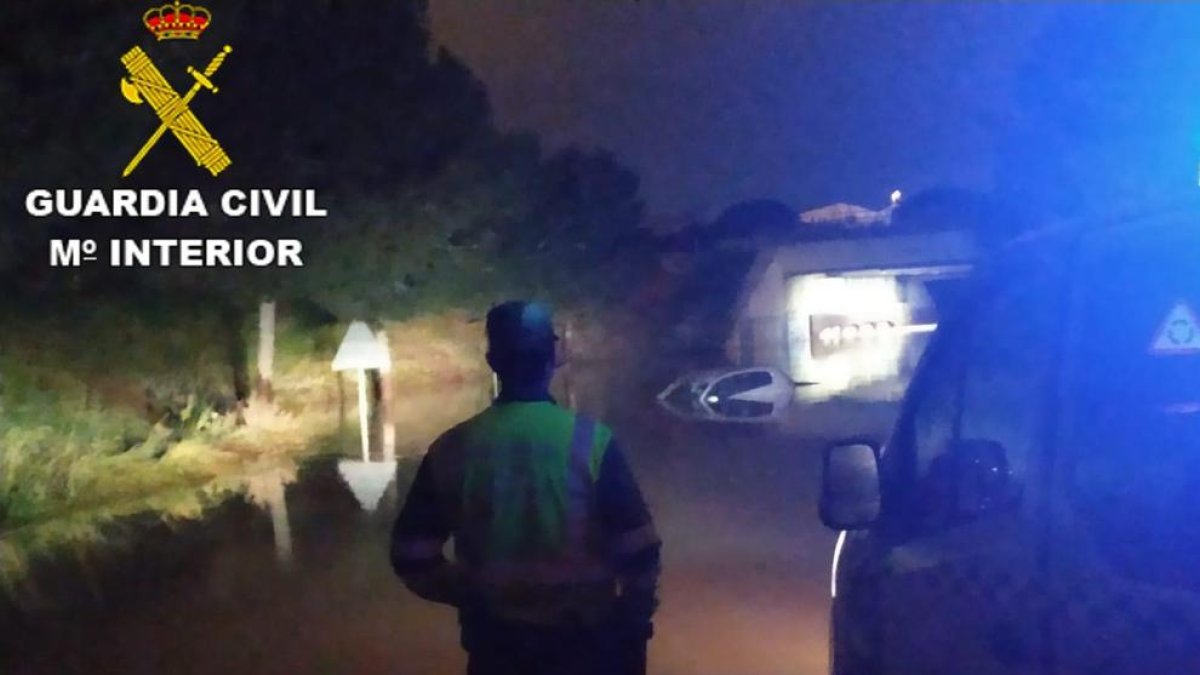 La Guardia Civil durante el rescate de tres personas en Sagunto.