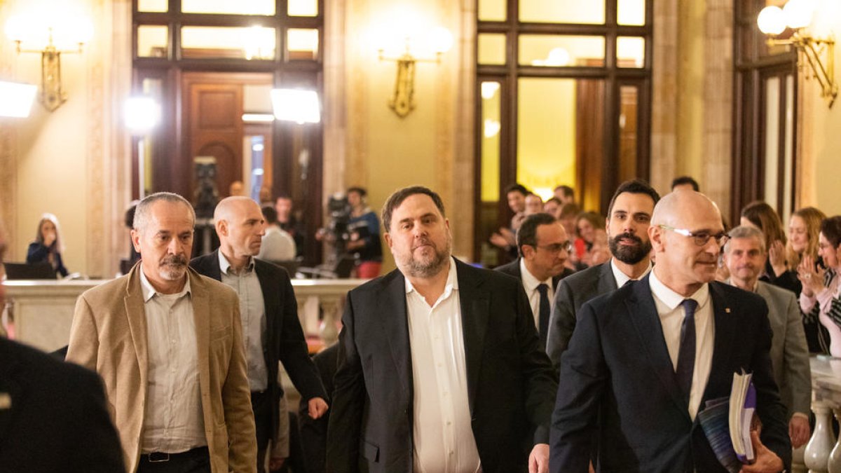 Imatge d’arxiu d’Oriol Junqueras i Raül Romeva als passadissos del Parlament.