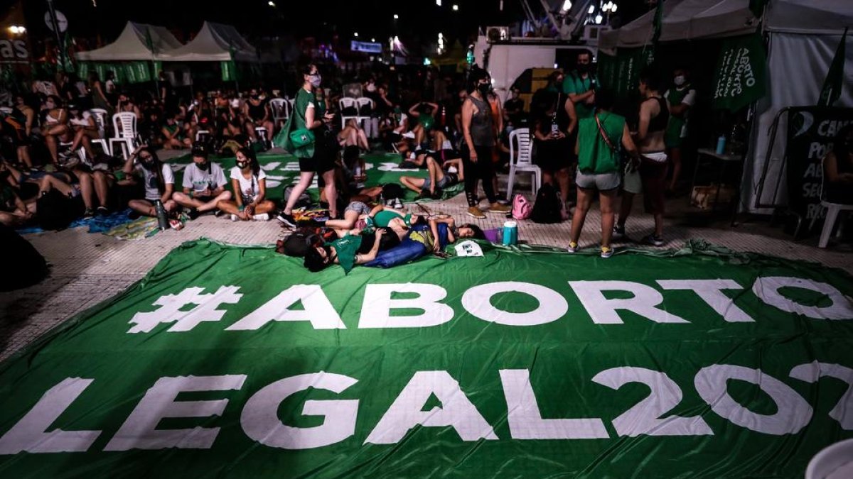 Manifestants acampats a les portes del Congrés argentí, a l'espera de la votació al Senat de la legalització de l'avortament.