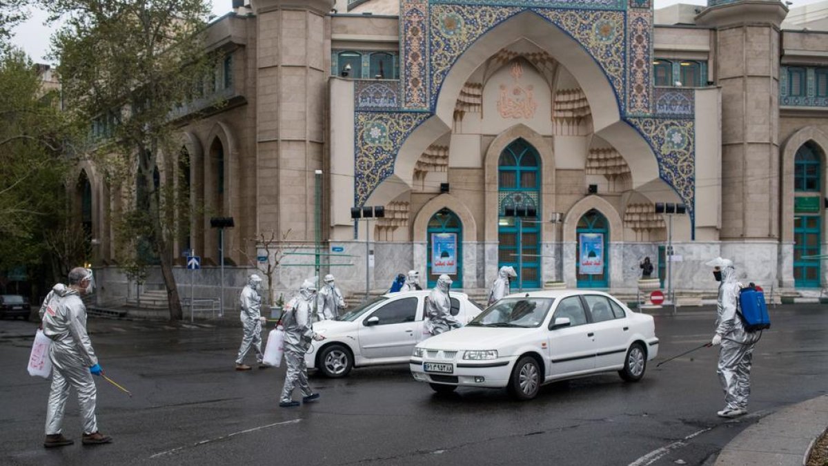 Voluntaris desinfectant un carrer a l’Iran, on ja han mort prop de 2.000 persones.