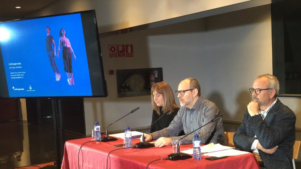 El concejal Jaume Rutllant, con Llorenç Corbella a su izquierda, el día del anuncio del cese del director.