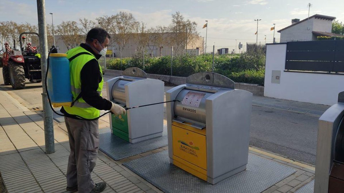 Desinfecció de contenidors al Palau d’Anglesola.