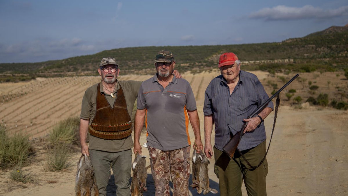 Cazadores con algunos de los conejos que abatieron ayer por la mañana en Seròs.