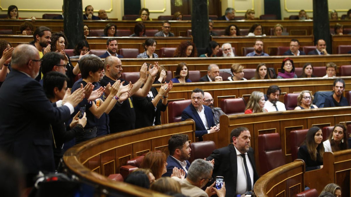 Los diputados de ERC aplauden a Oriol Junqueras.