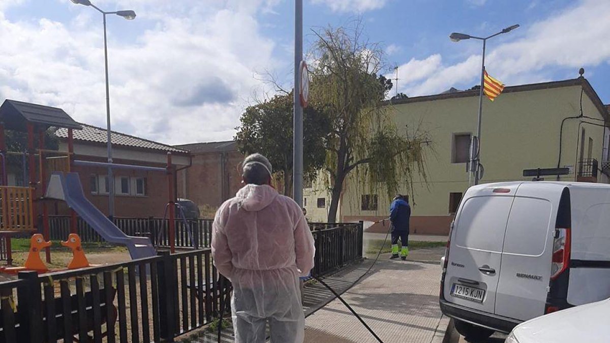 Imagen de la desinfección de un parque infantil en Vilanova de Segrià.