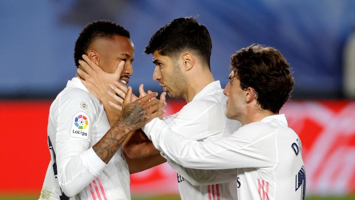 Militao, Marco Asensio y Odriozola, celebran el primer gol del equipo madridista .