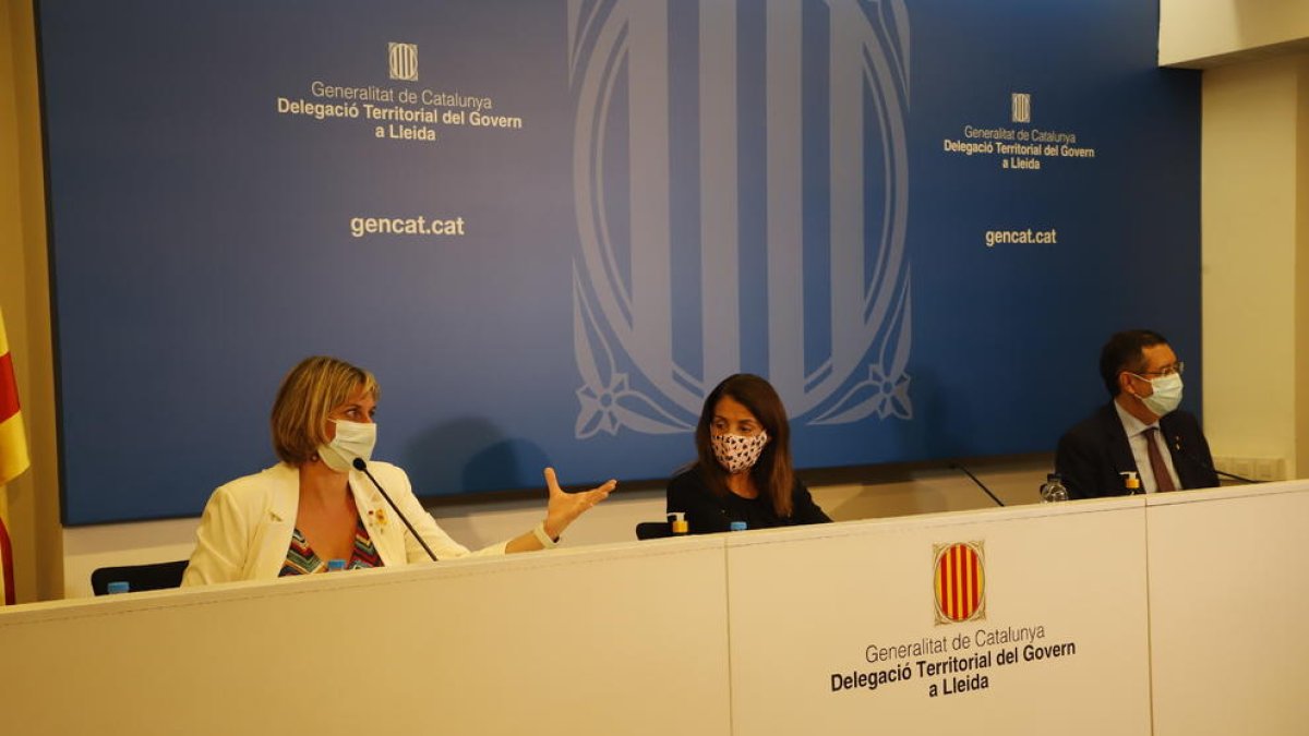 Las conselleras Vergés y Budó explicaron ayer en Lleida la relajación de las medidas del Segrià.