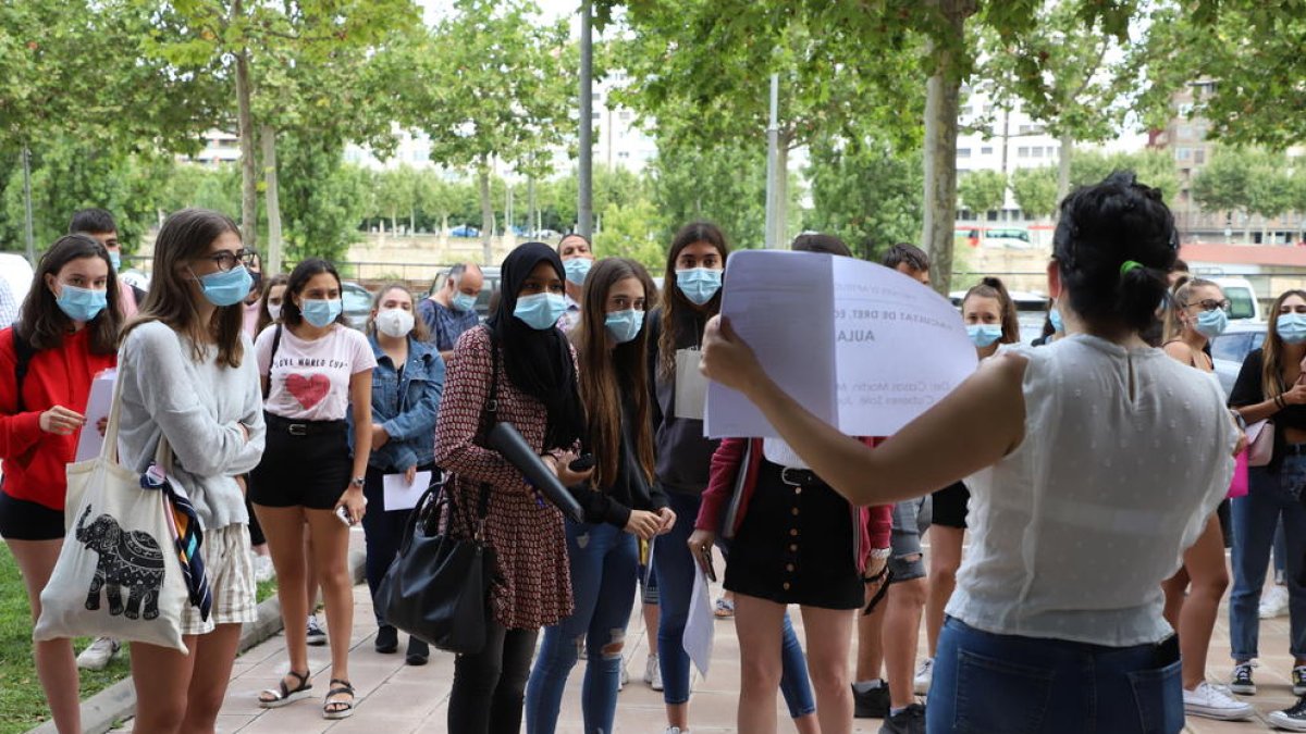 Alumnes reben instruccions abans d’enfrontar-se a les proves al campus de Cappont.