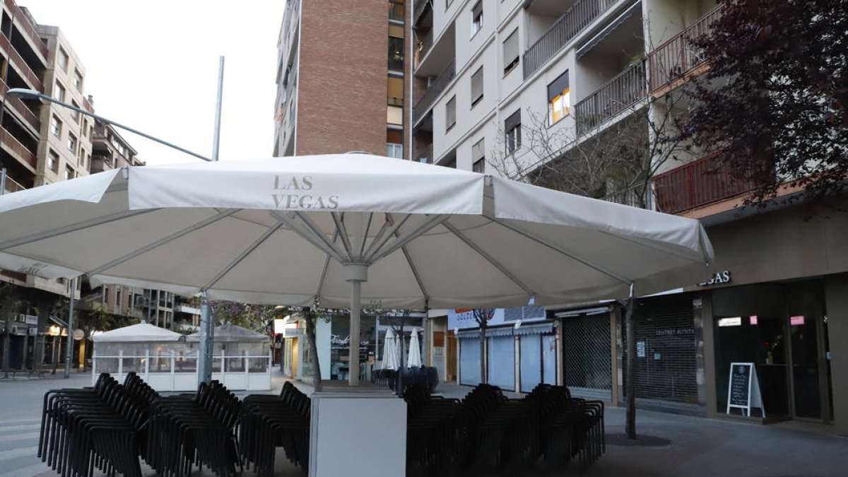 Una terraza sin montar en la plaza Ricard Viñes de Lleida.