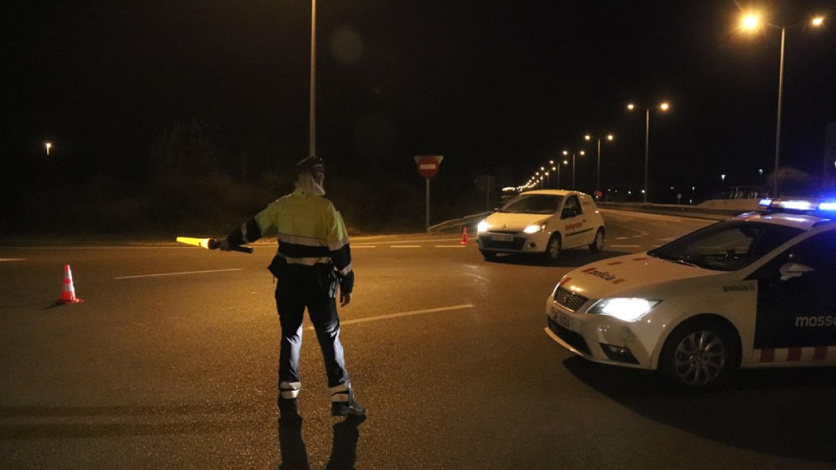 Agentes de los mossos durante un control de movilidad nocturna.