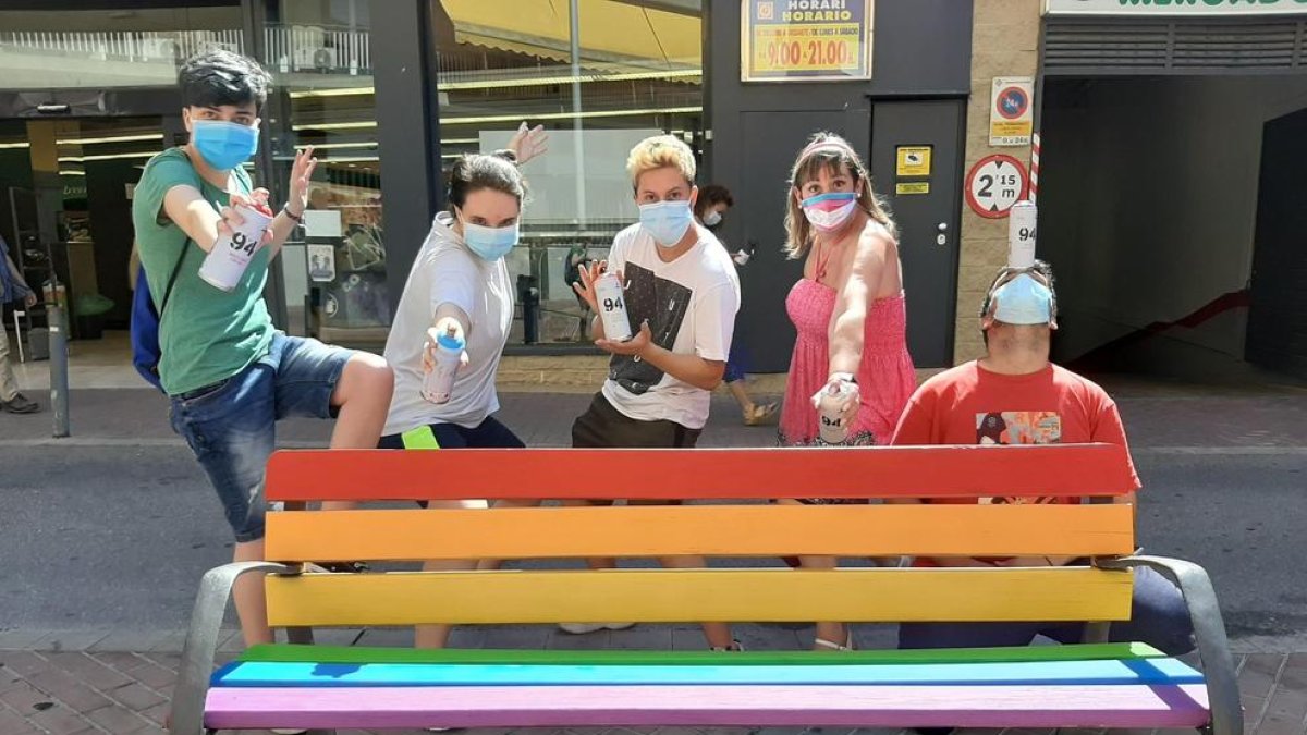 Jóvenes pintaron ayer varios bancos de Lleida con la bandera LGTBI. 