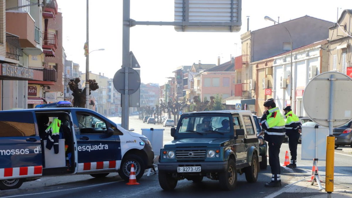 Un control dels Mossos a Alfarràs pel confinament municipal el passat 22 de novembre.