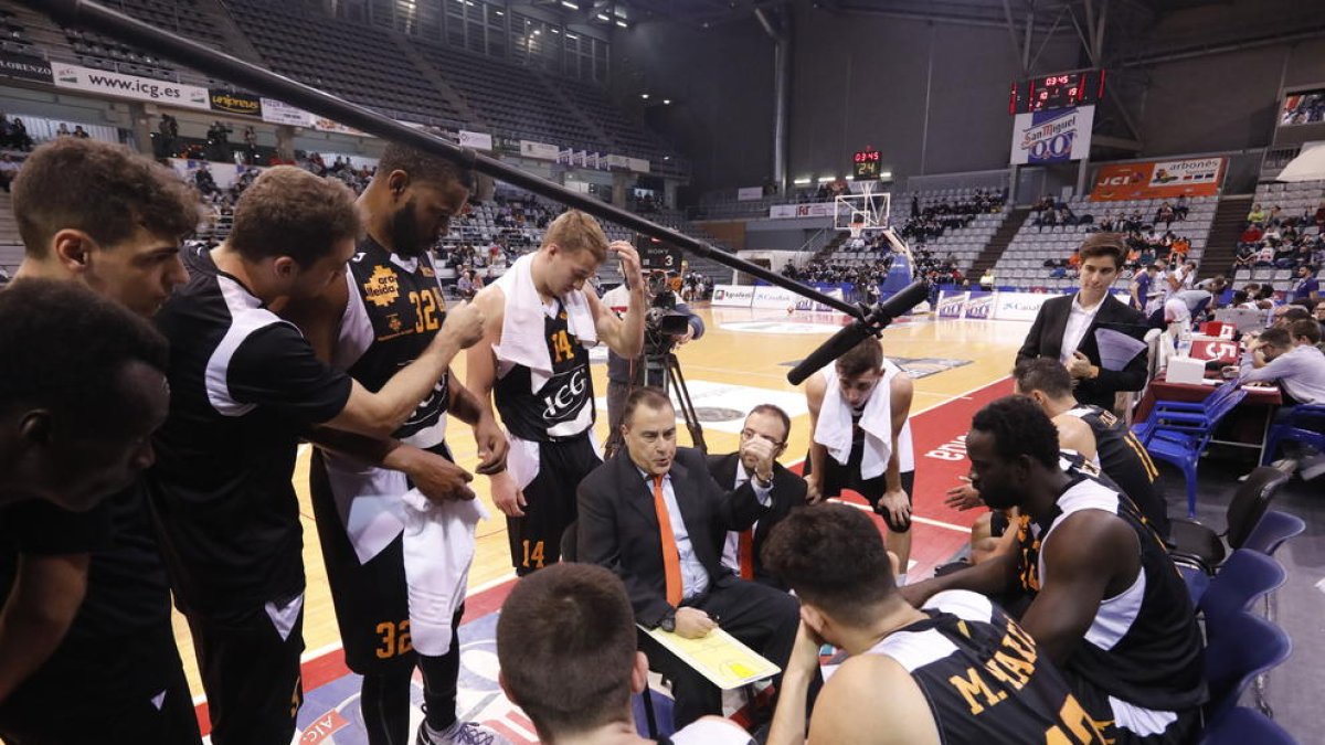 Aranzana da instrucciones a sus jugadores durante su estreno la pasada semana en el Barris Nord.