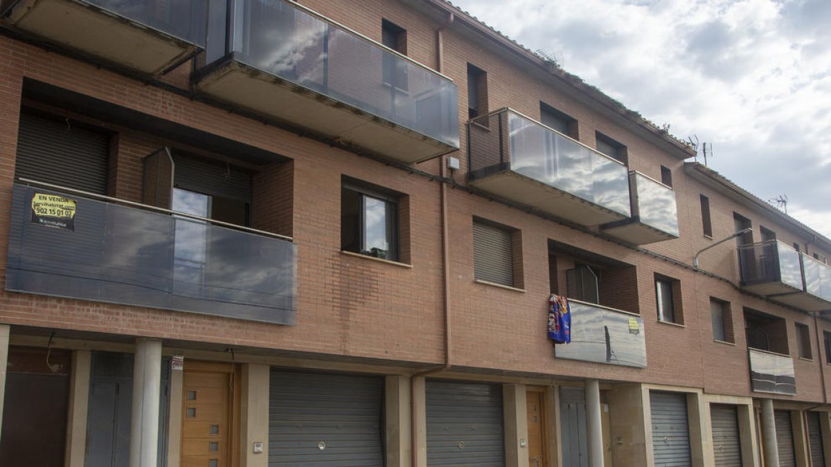 Las casas adosadas que han sido okupadas en La Guàrdia d’Urgell.