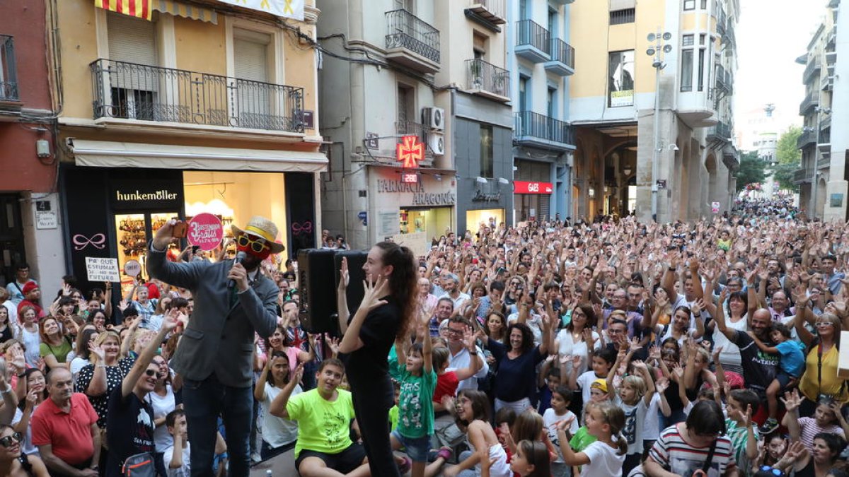 Sardanes amb la Punt Cat Cobla - Després del pregó, els sardanistes van prendre la plaça Paeria en una ballada amb la Punt Cat Cobla, formada per músics de l’Esmuc i altres Conservatoris catalans.