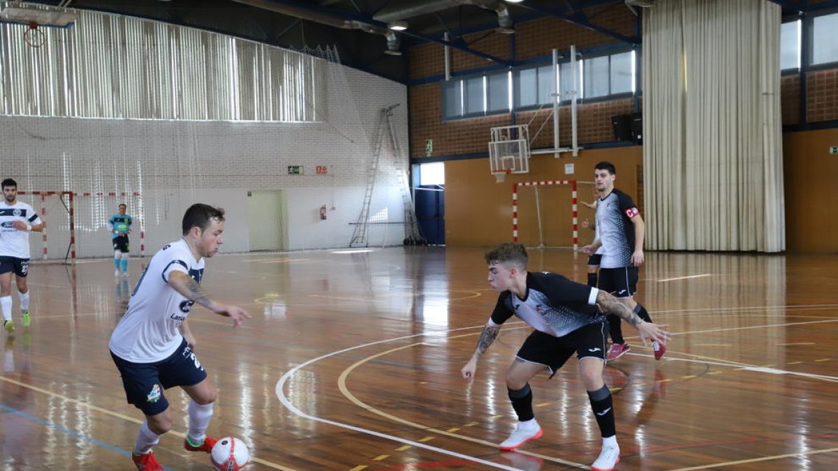 Una acción del partido de ayer entre el Lamsauto Futsal Lleida y el Barceloneta.