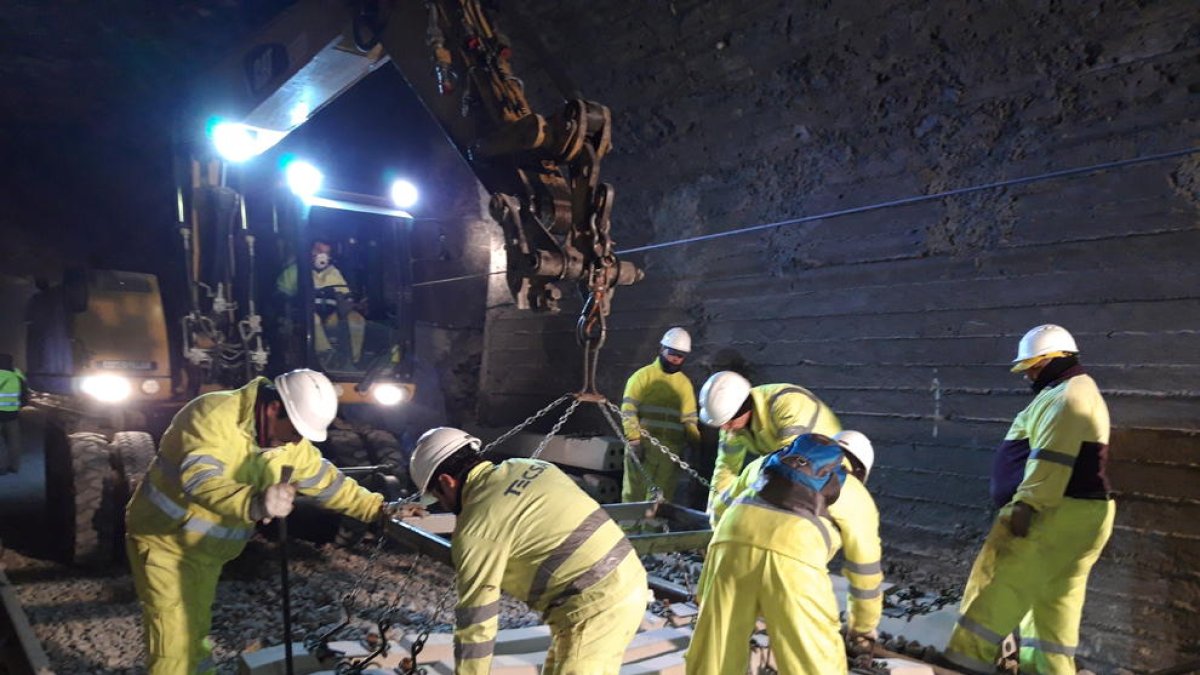 Los trabajos nocturnos que han llevado a cabo los operarios en la línea de La Pobla durante dos semanas. 