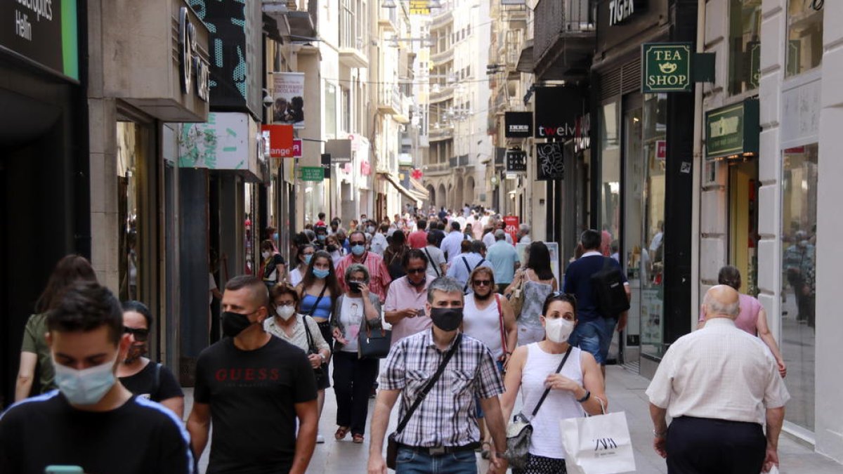 Poca gent sense mascareta a l'Eix Comercial de Lleida tot i que la majoria celebren la nova normativa