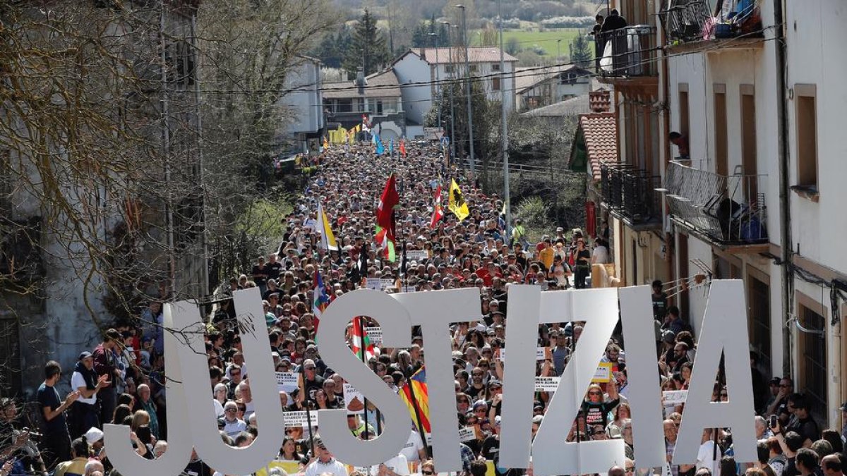Imatge de la manifestació al seu pas pels carrers d’Altsasu.
