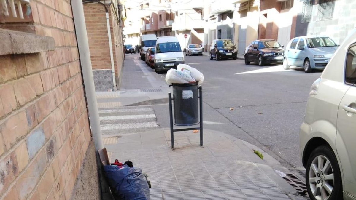 Los vecinos se encuentran “cada día” basura en la calle del Sifó. 