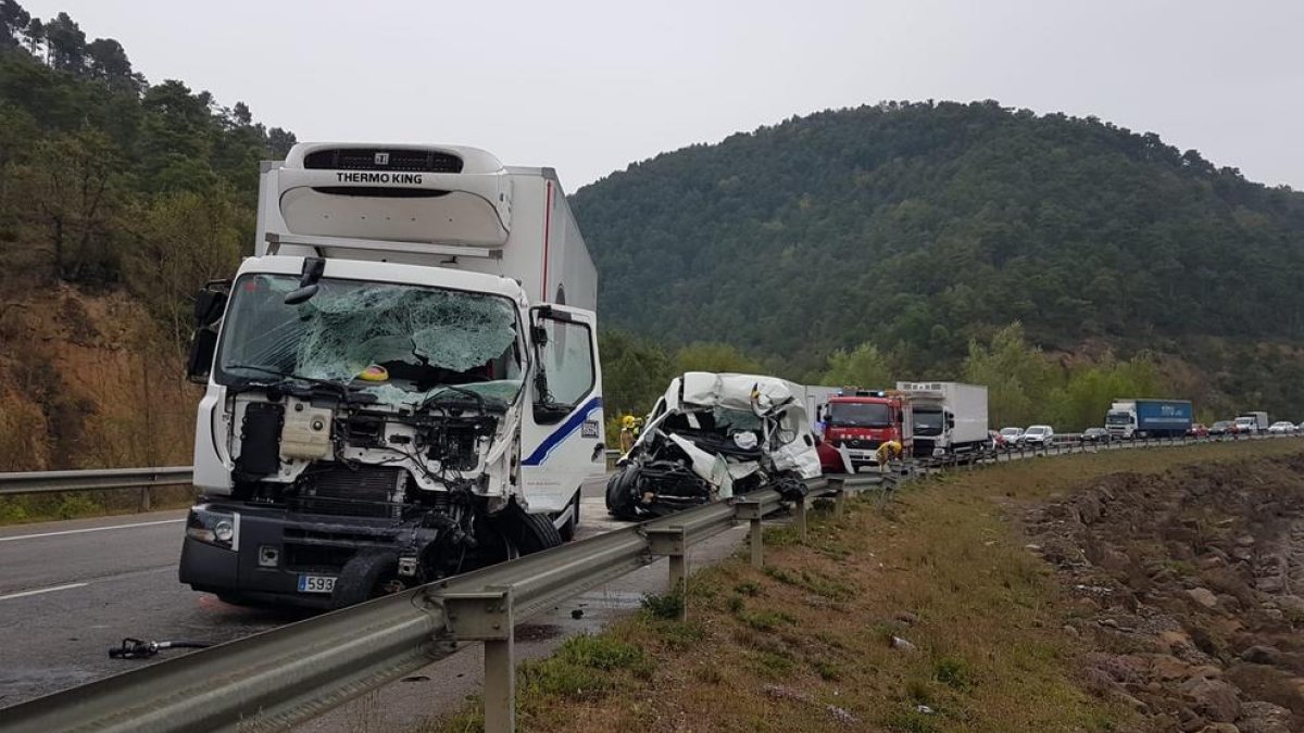 Imagen del accidente mortal que tuvo lugar el pasado 20 de abril en la C-14 en Oliana. 