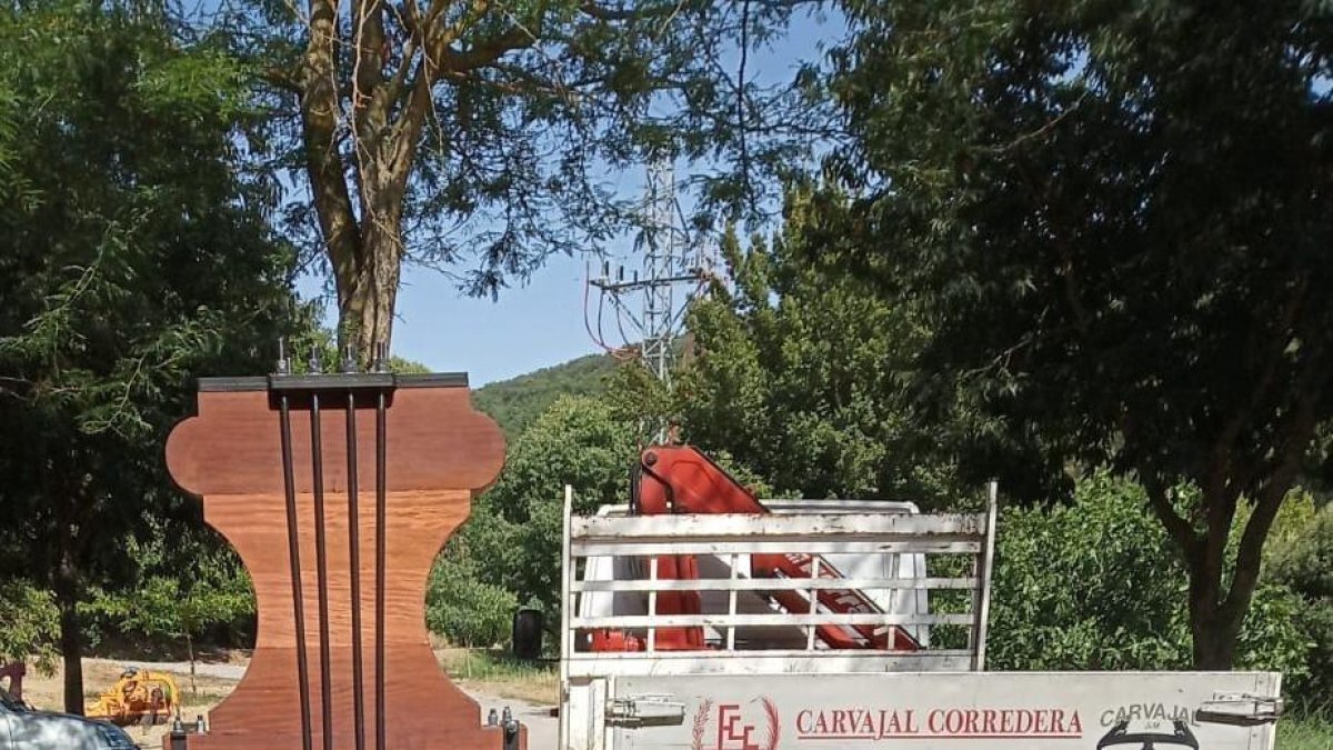 La campana, ya terminada, en el exterior del monasterio de Les Avellanes.