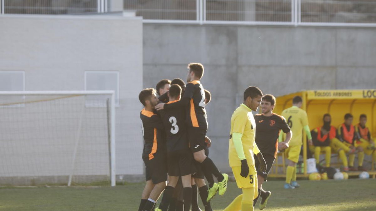 Los jugadores del Pinyana celebran el primer gol del partido.