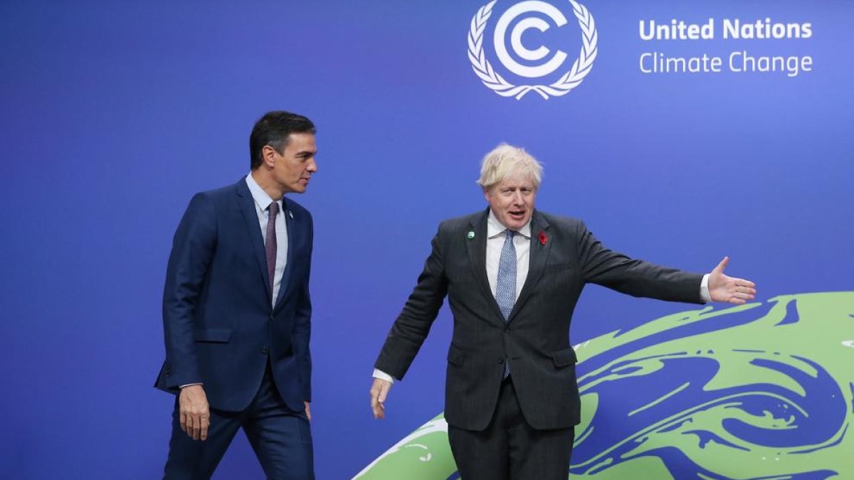 El anfitrión de la cumbre, el primer ministro británico, Boris Johnson, recibe a Pedro Sánchez.
