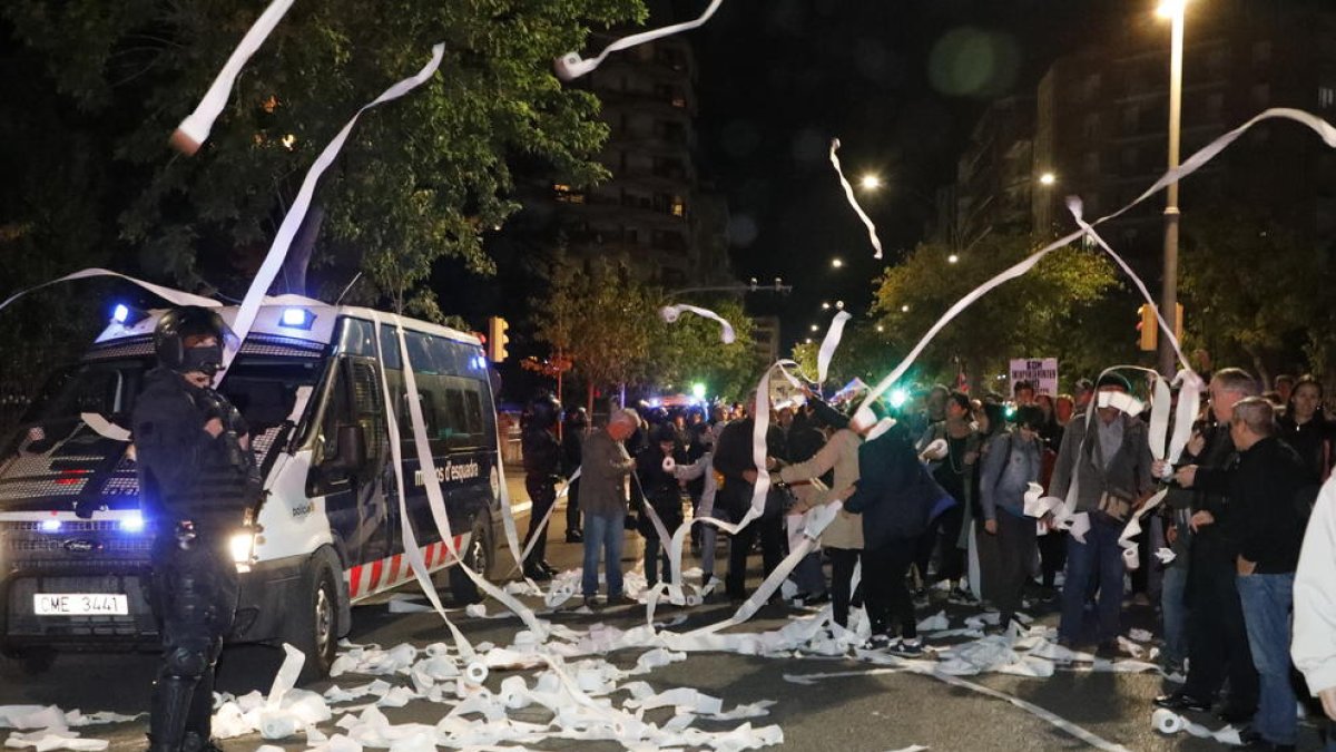 Momento en el que los manifestantes lanzan papel de váter en la comisaría de la Policía Nacional. 