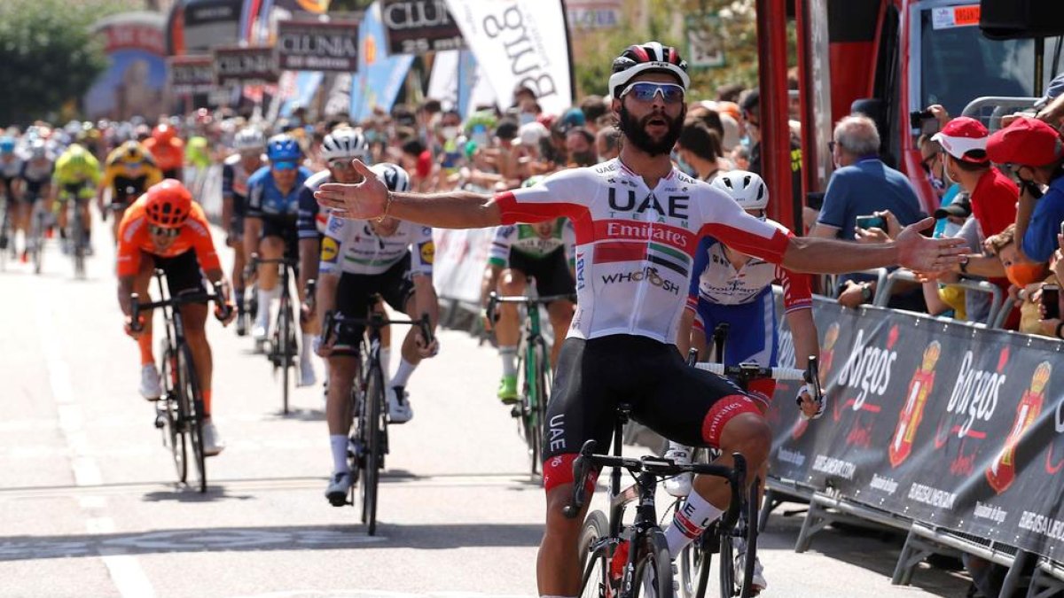 Gaviria, en el momento de cruzar la línea de meta como ganador de la etapa.