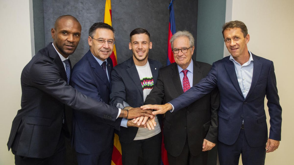 El canterano Carles Pérez firmó ayer su renovación hasta 2022.