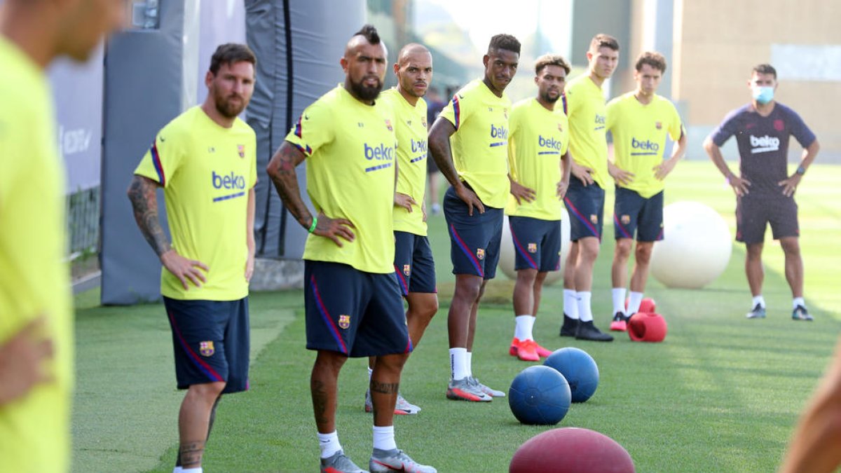 Arturo Vidal, junto a Messi, en el retorno ayer a los entrenamientos en la Ciutat Esportiva.