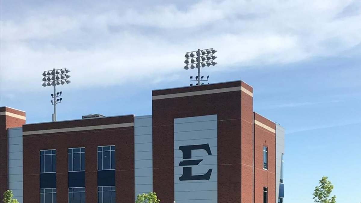 Aran, a la izquierda, durante su visita a la universidad de California State, en Fullerton, y Ares, a la derecha, en el campo de fútbol americano de la universidad de Oklahoma. 