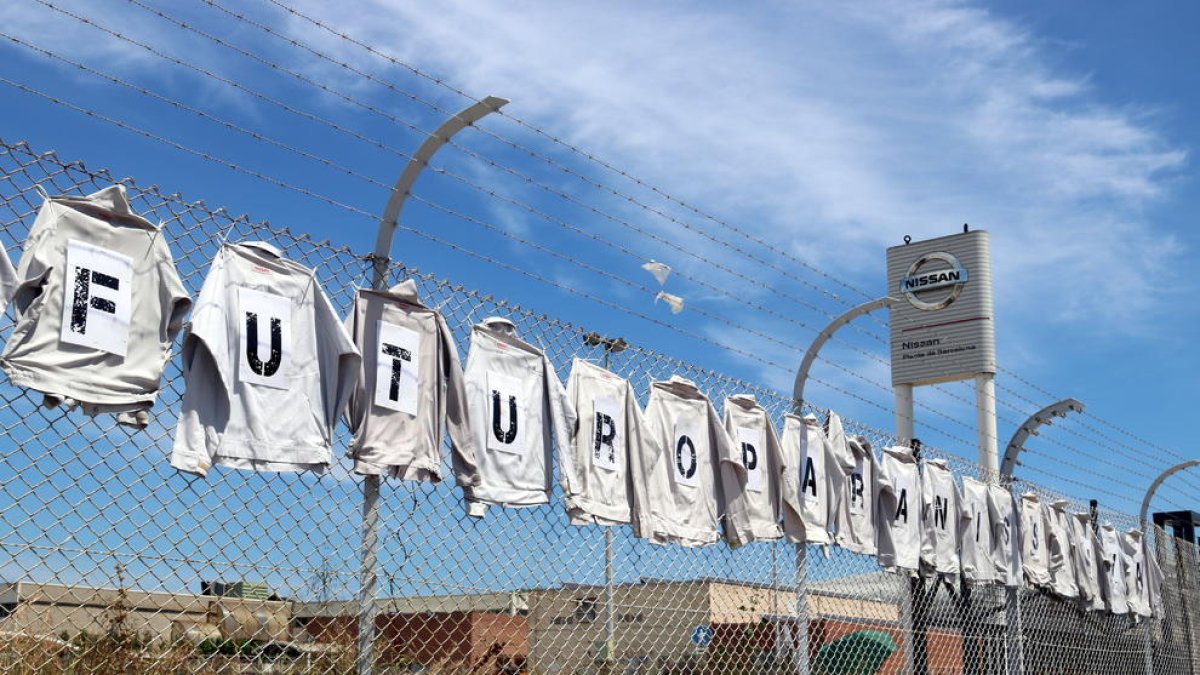 Imagen de una pancarta hecha con camisetas pidiendo futuro por la planta de Nissan en la Zona Franca.