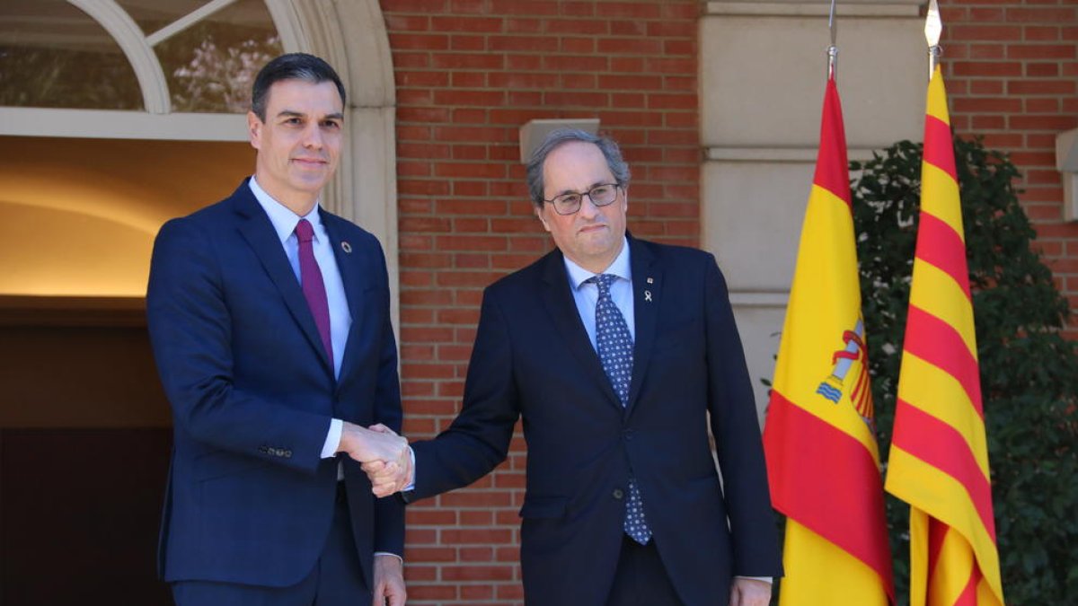 Sánchez y Torra se saludan este miércoles en las puertas del Palacio de la Moncloa.