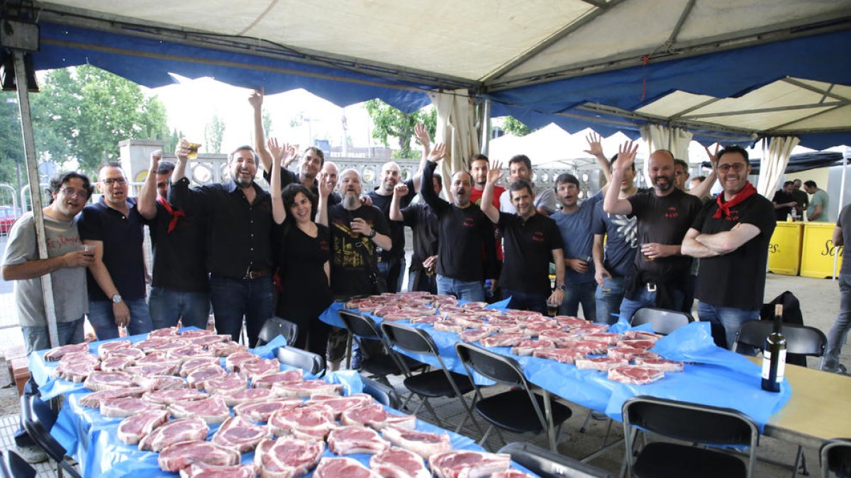 La colla Bacus va optar ahir per la carn per sopar i va deixar els caragols per als propers dies. A la dreta, alguns dels assistents al primer Aplec, reunits per TV3.