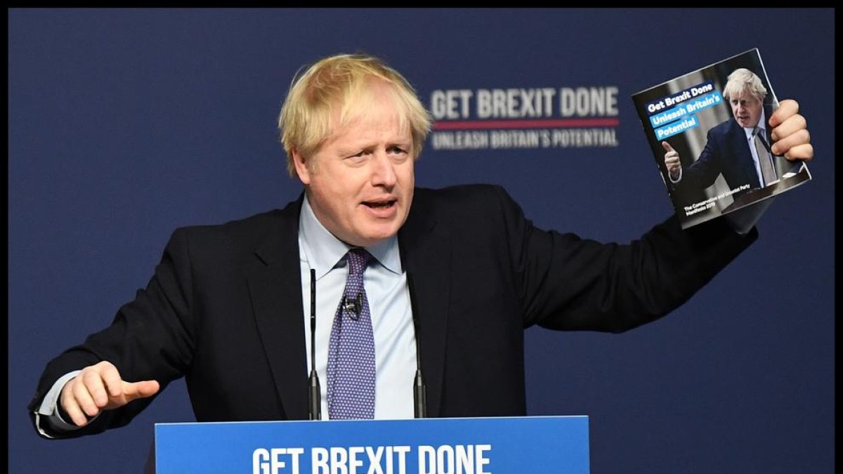 Boris Johnson muestra el manifiesto conservador sobre el “brexit”.