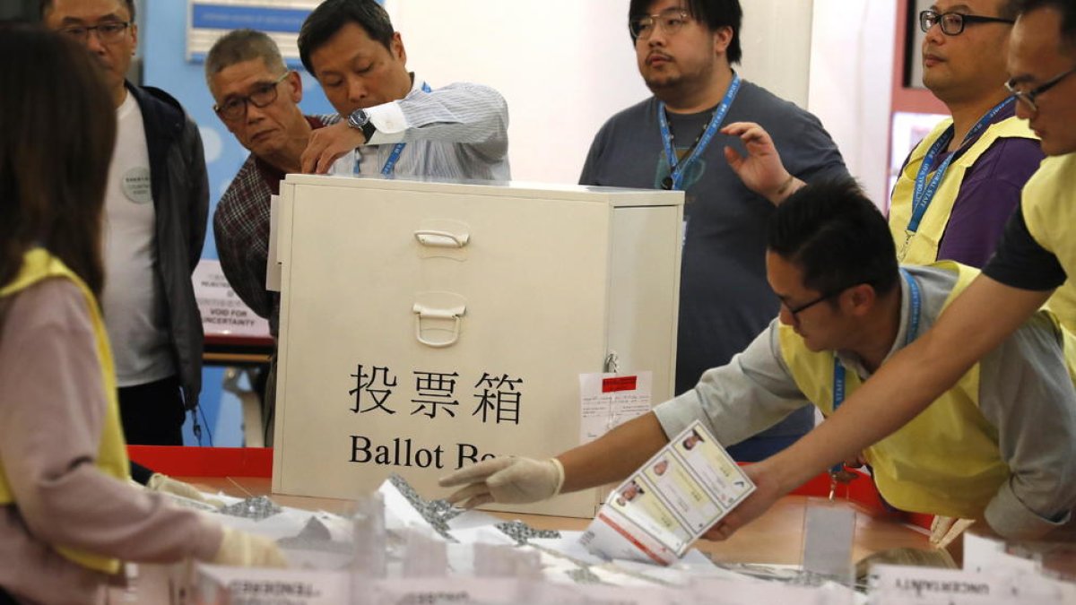 Un colegio electoral de Hong Kong en pleno recuento de papeletas ayer por la tarde. 