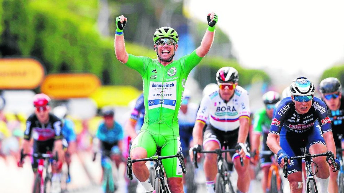 Cavendish celebra el triomf d’etapa al traspassar la línia de meta.