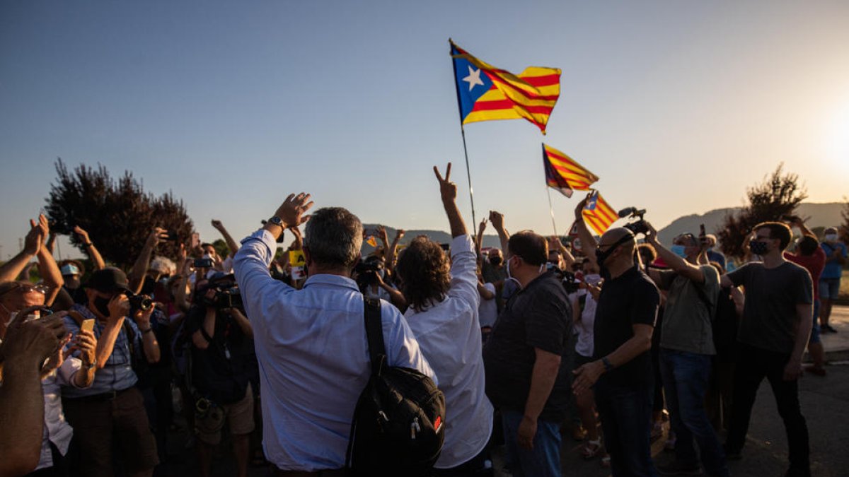 Forn, Cuixart, Junqueras i Romeva s’acomiaden poc abans de tornar a ingressar a la presó dimarts.